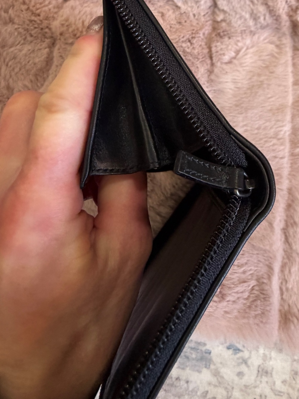Gucci Black Leather Wallet with Embossed Logo - Picture 14 of 16